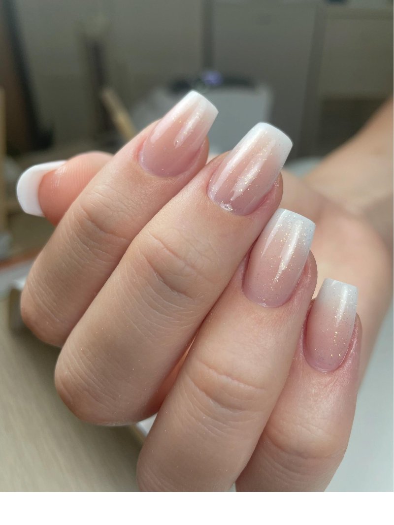 Manicure francesa delicada com brilho, realizada no LP Nails Studio