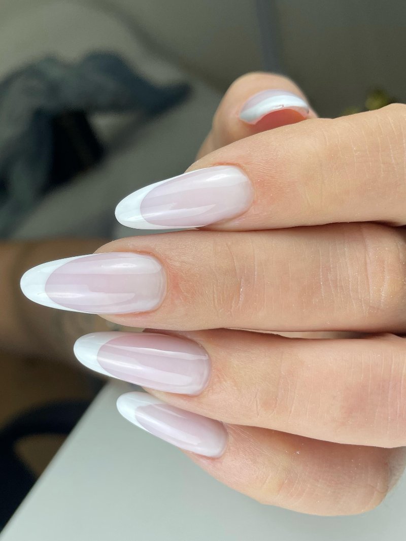 Manicure francesa delicada de LP Nails Studio