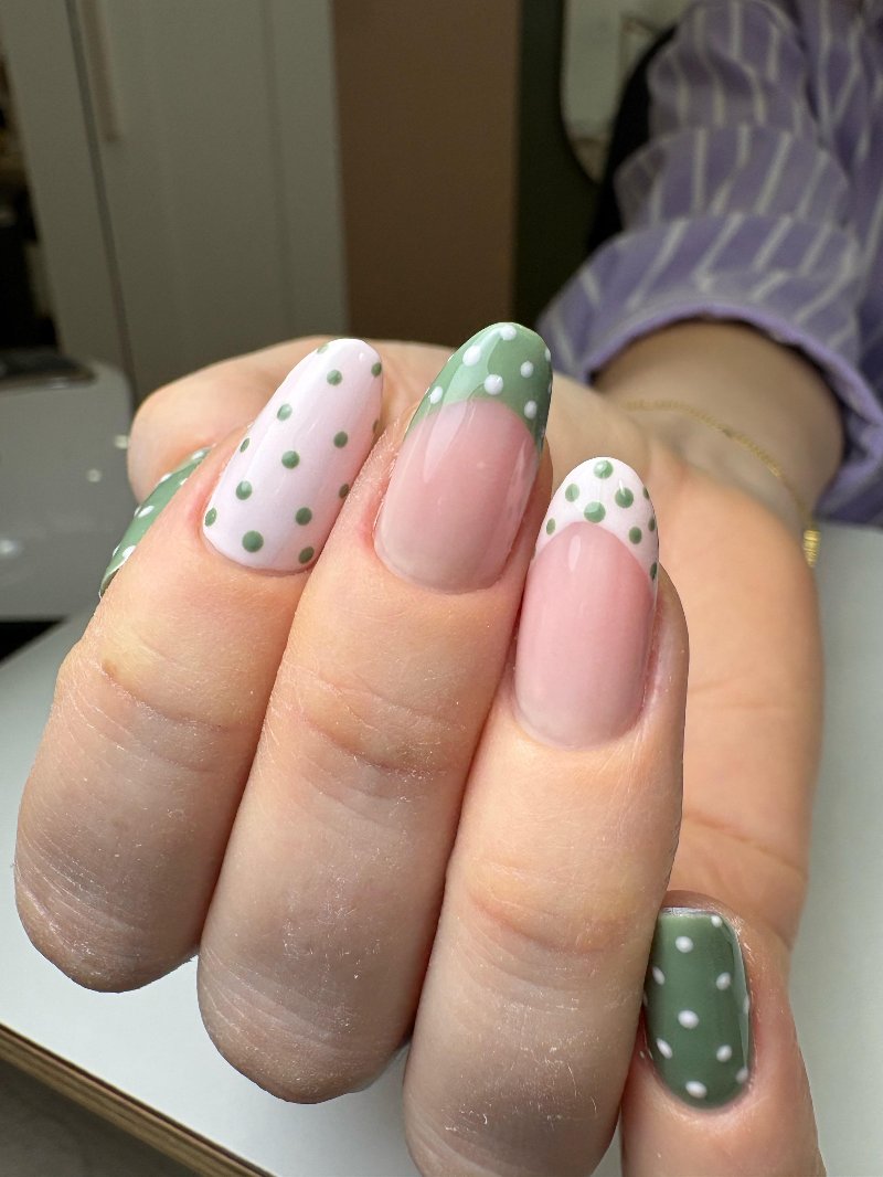 Nail art verde e branca com pequenos pontos, por LP Nails Studio