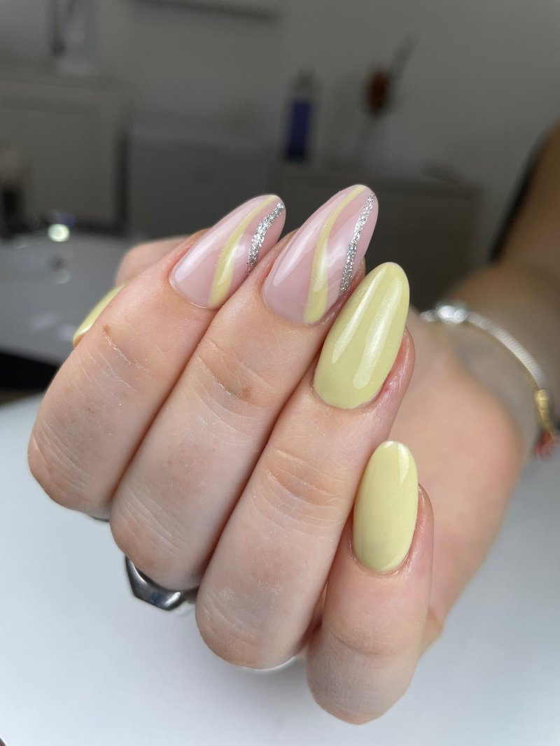Manicure em amarelo pastel e rosa do LP Nails Studio
