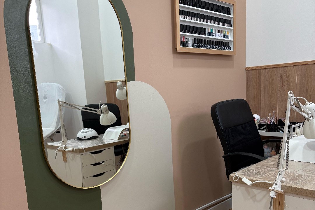 Interior do LP Nails Studio no Porto, com espelho e mesa de manicure